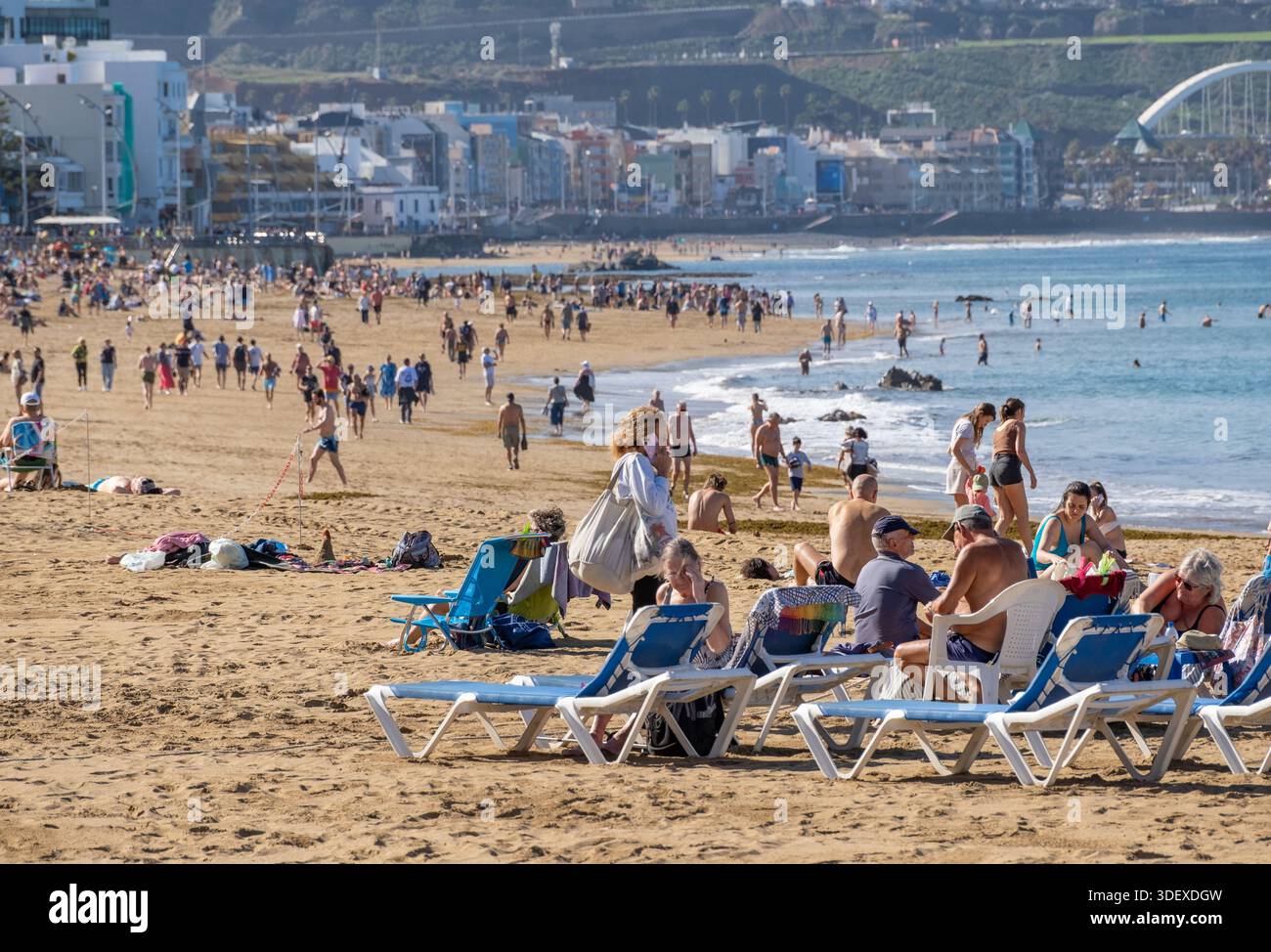 Las Palmas, Gran Canaria, Canary Islands, Spain. 9th January, 2026. Tourists, many British, bask in glorious sunshine on the city beach in Las Palmas on Gran Canaria as storm Goretti disrupts some flights back to the UK. Credit: Alan Dawson/Alamy Live News Stock Photo