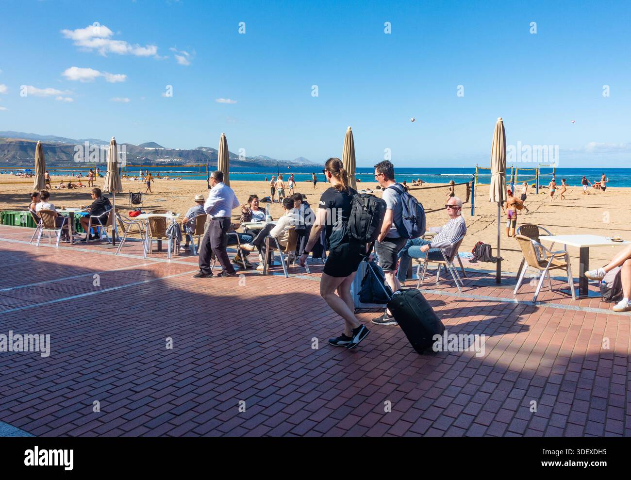 Las Palmas, Gran Canaria, Canary Islands, Spain. 9th January, 2026. Tourists, many British, bask in glorious sunshine on the city beach in Las Palmas on Gran Canaria as storm Goretti disrupts some flights back to the UK. Credit: Alan Dawson/Alamy Live News Stock Photo