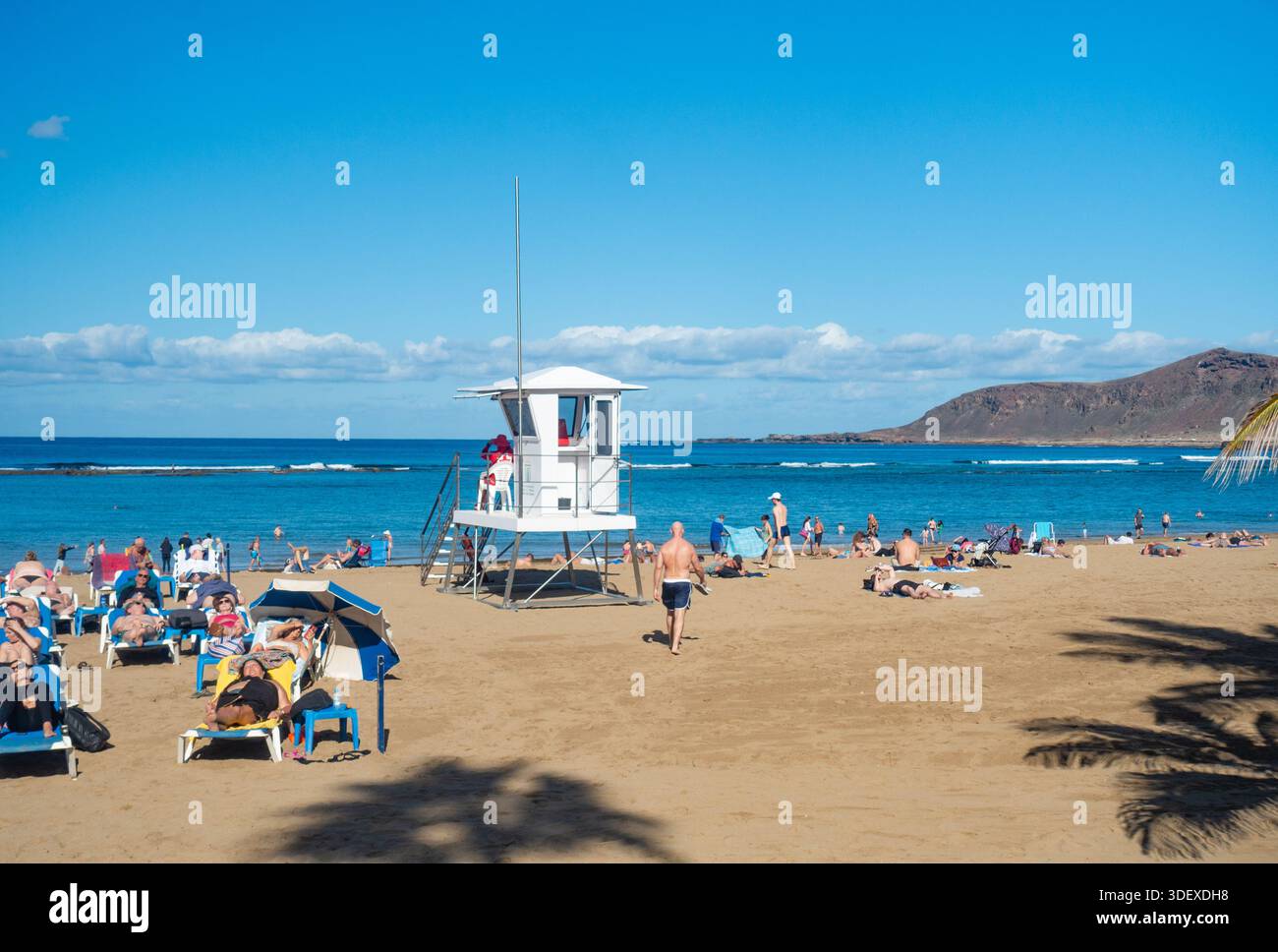 Las Palmas, Gran Canaria, Canary Islands, Spain. 9th January, 2026. Tourists, many British, bask in glorious sunshine on the city beach in Las Palmas on Gran Canaria as storm Goretti disrupts some flights back to the UK. Credit: Alan Dawson/Alamy Live News Stock Photo