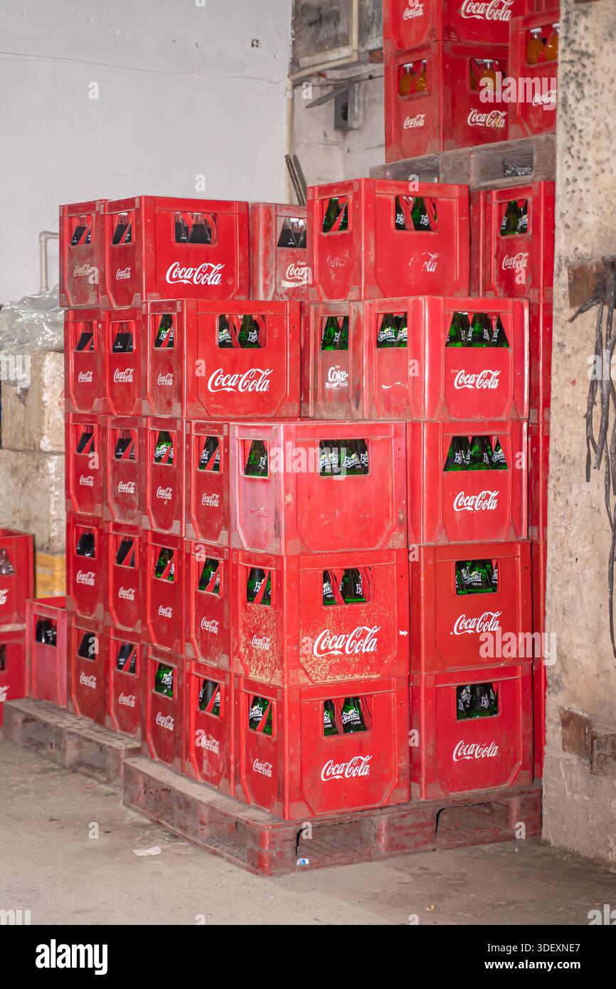Red plastic coca cola crates hi-res stock photography and images - Alamy