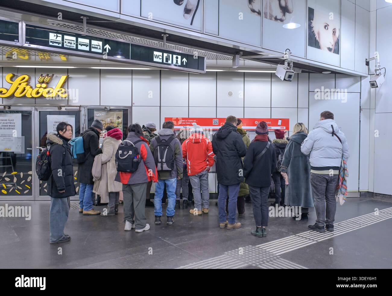Touristen am Ticket-Automat, Wiener Linien, Hauptbahnhof, Wien, ?sterreich Stock Photo