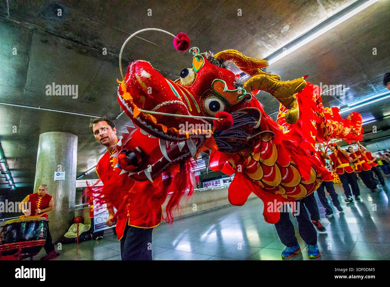 People perform dragon dance to announce Chinese Lunar New Year ...