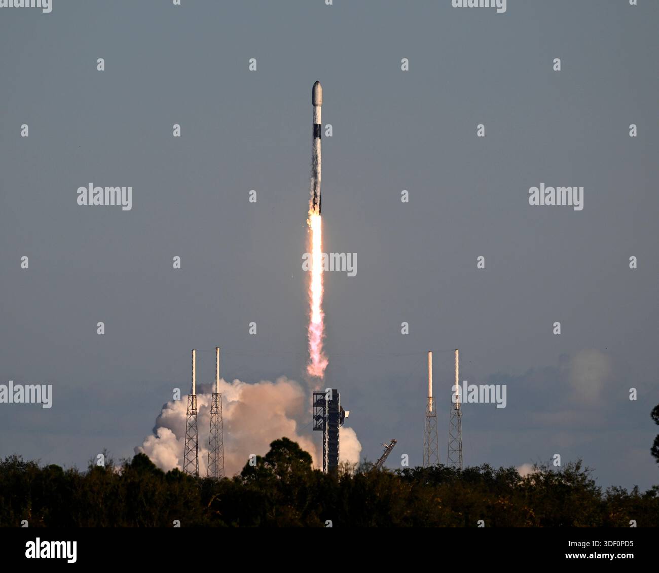 The SpaceX Falcon 9 rocket launches 29 Starlink satellites on Mission 6 ...