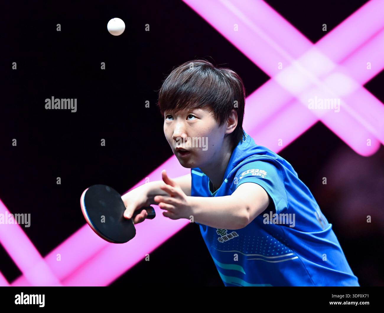 (260110) -- DOHA, Jan. 10, 2026 (Xinhua) -- Wang Manyu of China serves ...