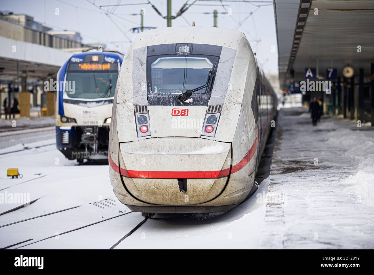 10 January 2026, Lower Saxony, Hanover: An ICE train stands in the snow ...