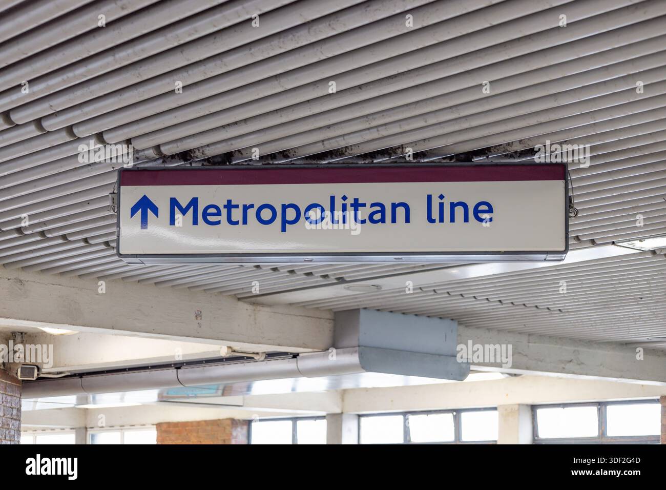 Metropolitan Line Sign London Underground Metropolitan Line Station Wayfinding Sign Stock ...