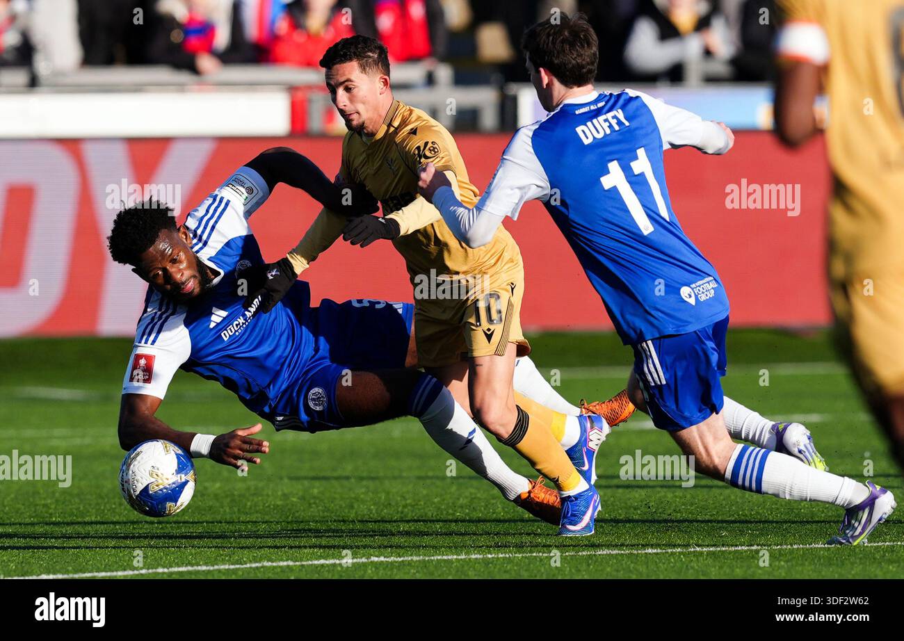 Crystal Palace's Yeremi Pino and Macclesfield FC's Rollin Menayese ...