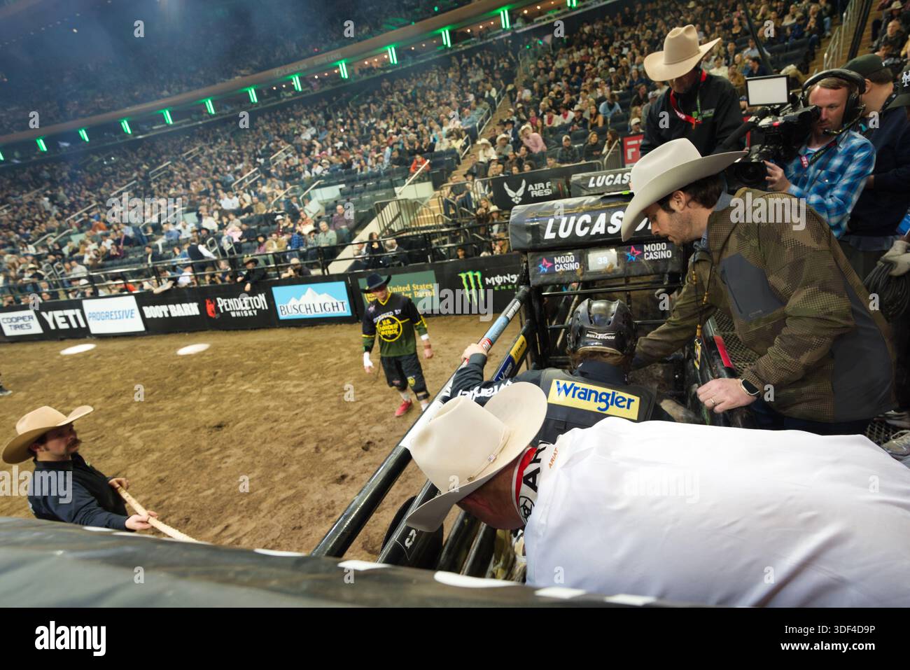 Spectators In Rodeo Ring Stadium filled with spectators hi-res stock photography and images - Alamy