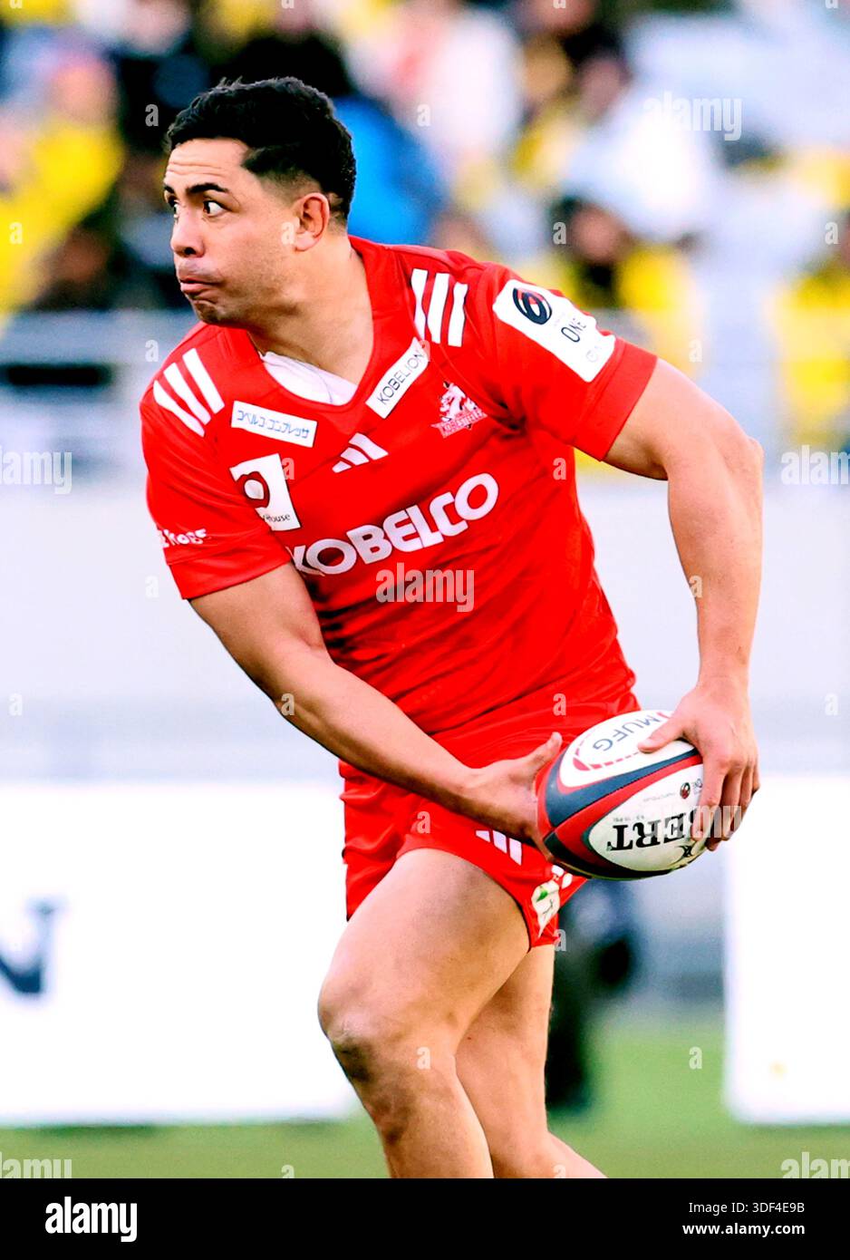 Tokyo, Japan. 10th Jan, 2026. Kobelco Kobe Steelers center Anton Lienert Brown passes the ball at the Japan Rugby League One match against Tokyo Suntory Sungoliath at the Ajinomoto stadium in Tokyo on Saturnday, January 10, 202&. Steelers defeated Sungoliath 22-20. (photo by Yoshio Tsunoda/AFLO) Credit: Aflo Co. Ltd./Alamy Live News Stock Photo