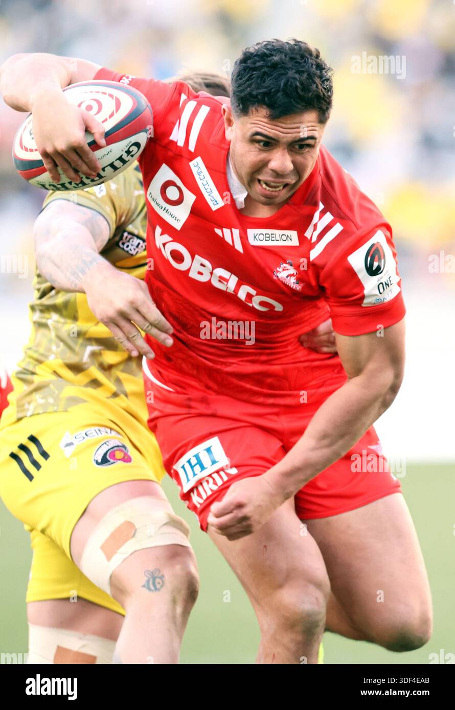 Tokyo, Japan. 10th Jan, 2026. Kobelco Kobe Steelers center Anton Leinard Brown carries the ball at the Japan Rugby League One match against Tokyo Suntory Sungoliath at the Ajinomoto stadium in Tokyo on Saturnday, January 10, 202&. Steelers defeated Sungoliath 22-20. (photo by Yoshio Tsunoda/AFLO) Credit: Aflo Co. Ltd./Alamy Live News Stock Photo