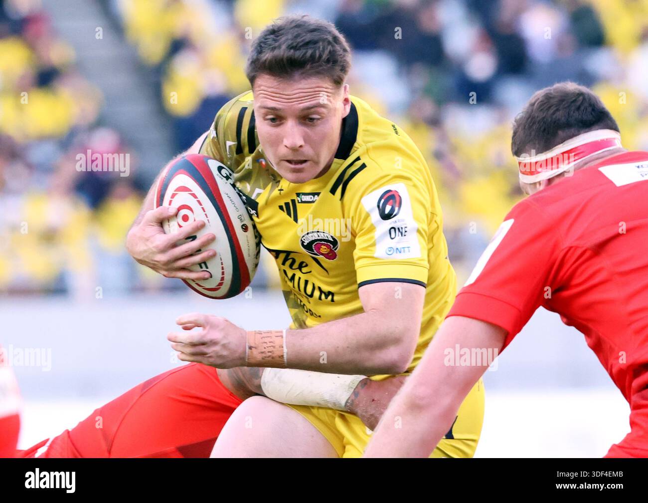 Tokyo, Japan. 10th Jan, 2026. Tokyo Suntory Sungoliath fly half Kalb Trask carries the ball at the Japan Rugby League One match against Kobelco Kobe Steelers at the Ajinomoto stadium in Tokyo on Saturnday, January 10, 202&. Steelers defeated Sungoliath 22-20. (photo by Yoshio Tsunoda/AFLO) Credit: Aflo Co. Ltd./Alamy Live News Stock Photo