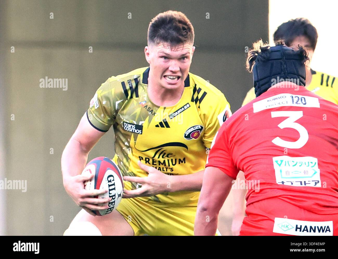 Tokyo, Japan. 10th Jan, 2026. Tokyo Suntory Sungoliath lock Harry Hockings carries the ball at the Japan Rugby League One match against Kobelco Kobe Steelers at the Ajinomoto stadium in Tokyo on Saturnday, January 10, 202&. Steelers defeated Sungoliath 22-20. (photo by Yoshio Tsunoda/AFLO) Credit: Aflo Co. Ltd./Alamy Live News Stock Photo