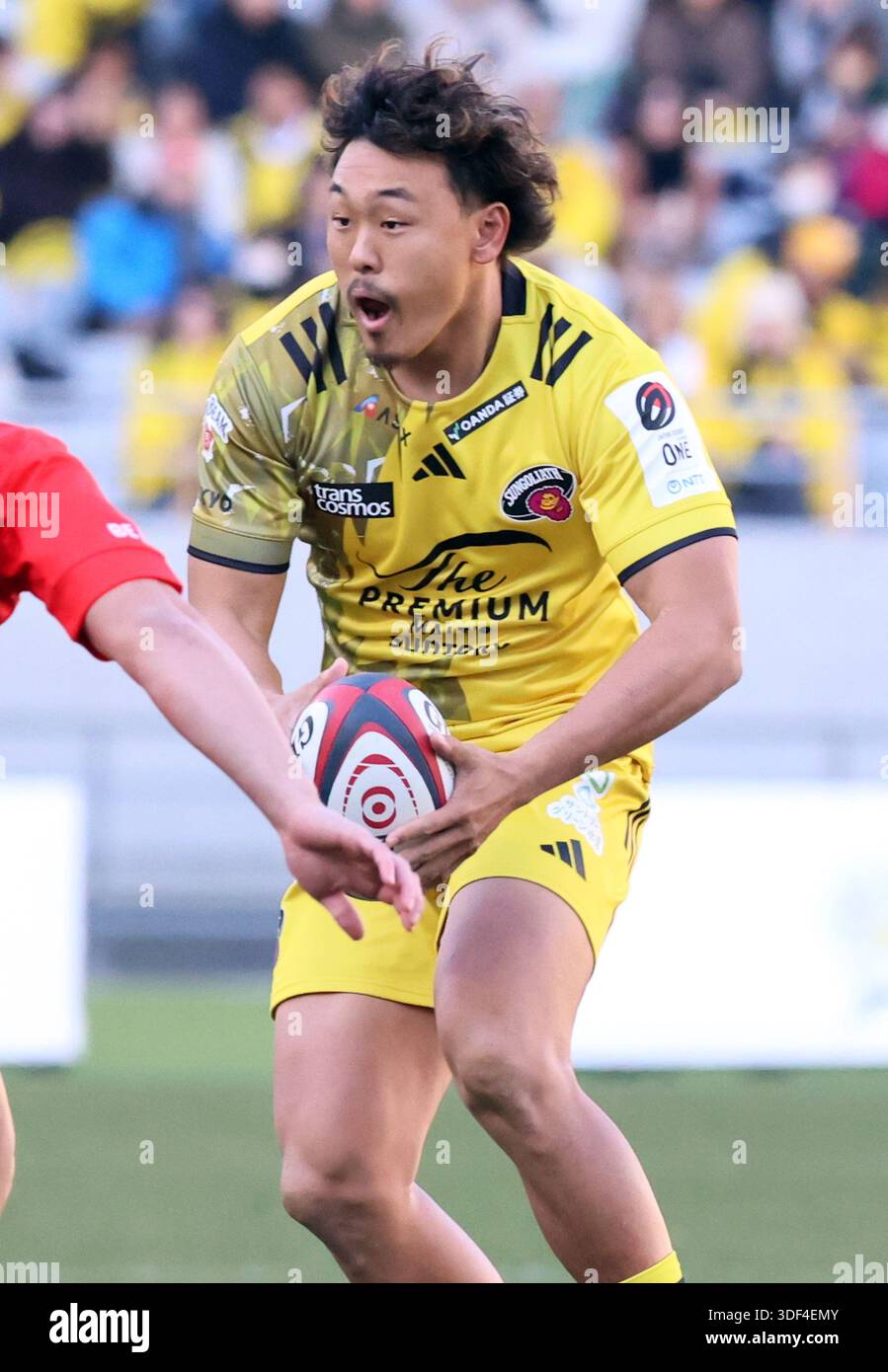 Tokyo, Japan. 10th Jan, 2026. Tokyo Suntory Sungoliath center Taiga Ozaki carries the ball at the Japan Rugby League One match against Kobelco Kobe Steelers at the Ajinomoto stadium in Tokyo on Saturnday, January 10, 202&. Steelers defeated Sungoliath 22-20. (photo by Yoshio Tsunoda/AFLO) Credit: Aflo Co. Ltd./Alamy Live News Stock Photo