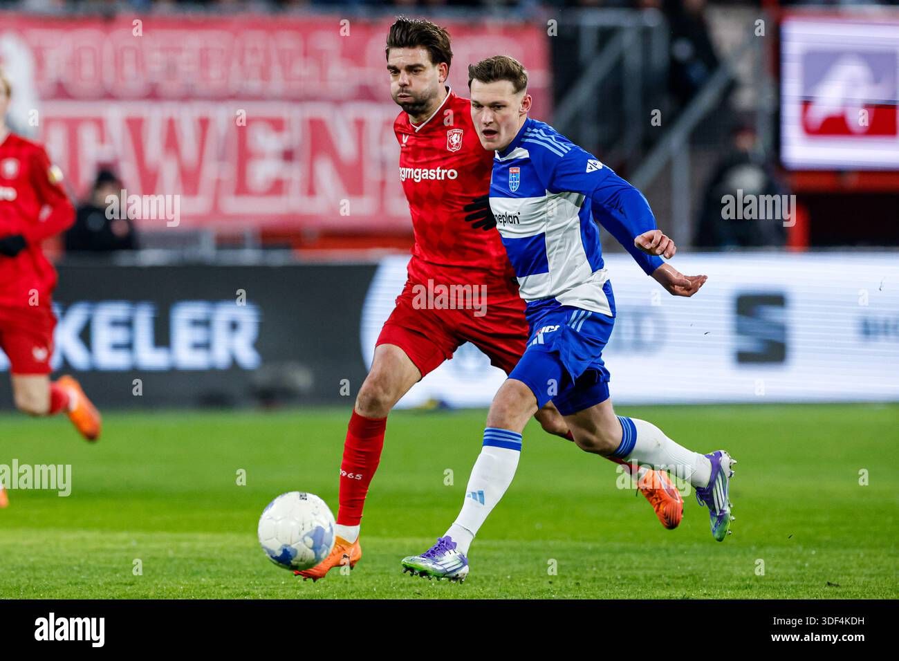 Enschede, Netherlands. 10th Jan, 2026. ENSCHEDE, NETHERLANDS - JANUARY 10: Robin Propper of FC Twente, Koen Kostons of PEC Zwolle battle for the ball during the Dutch Eredivisie match between FC Twente Enschede, Netherlands. 10th Jan, 2026. ENSCHEDE, NETHERLANDS - JANUARY 10: Robin Propper of FC Twente, Koen Kostons of PEC Zwolle battle for the ball during the Dutch Eredivisie match between FC Twente
