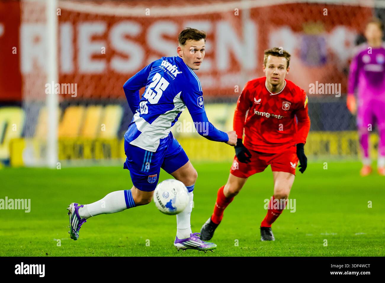Enschede - Thijs Oosting of PEC Zwolle during the eighteenth competition round of the 2025/2026 Eredivisie season. The match is set between FC Twente and PEC Zwolle at De Grolsch Veste on Enschede - Thijs Oosting of PEC Zwolle during the eighteenth competition round of the 2025/2026 Eredivisie season. The match is set between FC Twente and PEC Zwolle at De Grolsch Veste on