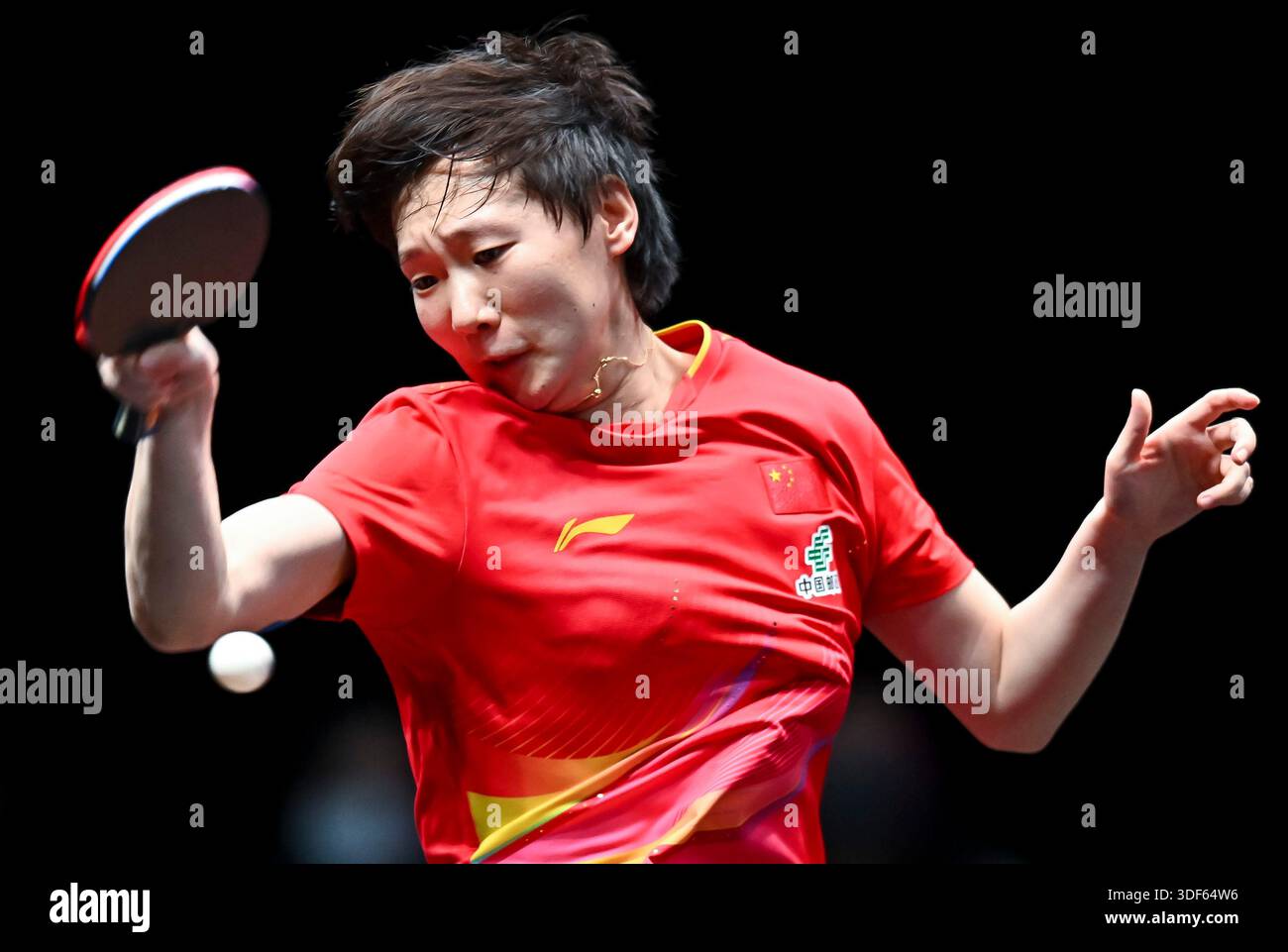 (260111) -- DOHA, Jan. 11, 2026 (Xinhua) -- Wang Manyu of China hits a ...