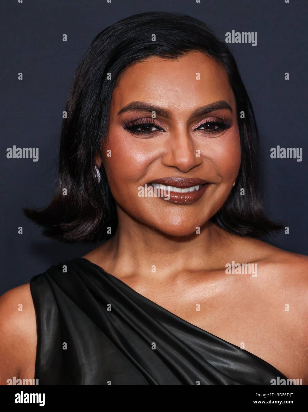 Santa Monica, United States. 10th Jan, 2026. SANTA MONICA, LOS ANGELES,  CALIFORNIA, USA - JANUARY 09: American actress and comedian Mindy Kaling  wearing a Cong Tri dress arrives at the 2026 2nd
