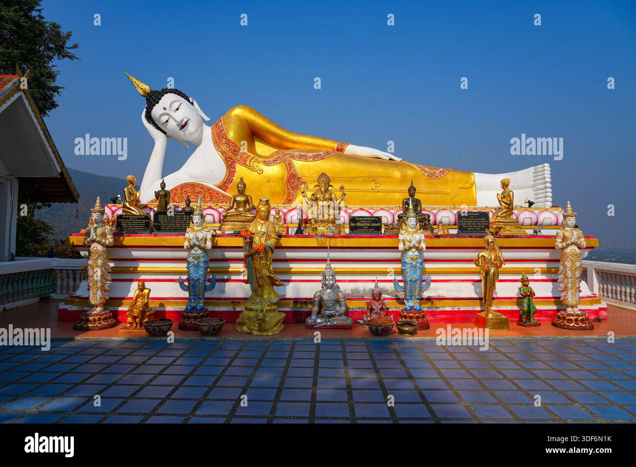 Magnificent giant reclining Buddha statue at Wat Phra That Doi Kham ...