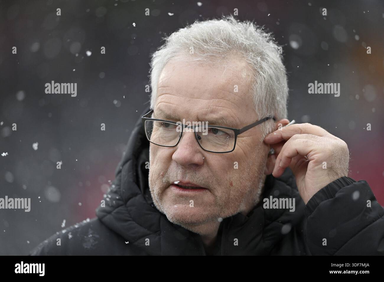 Chief Executive Officer Holger Sanwald 1. FC Heidenheim 1846 FCH Portrait snow, blowing snow, winter, Voith-Arena, Heidenheim, Baden-Wuerttemberg, Ger Stock Photo