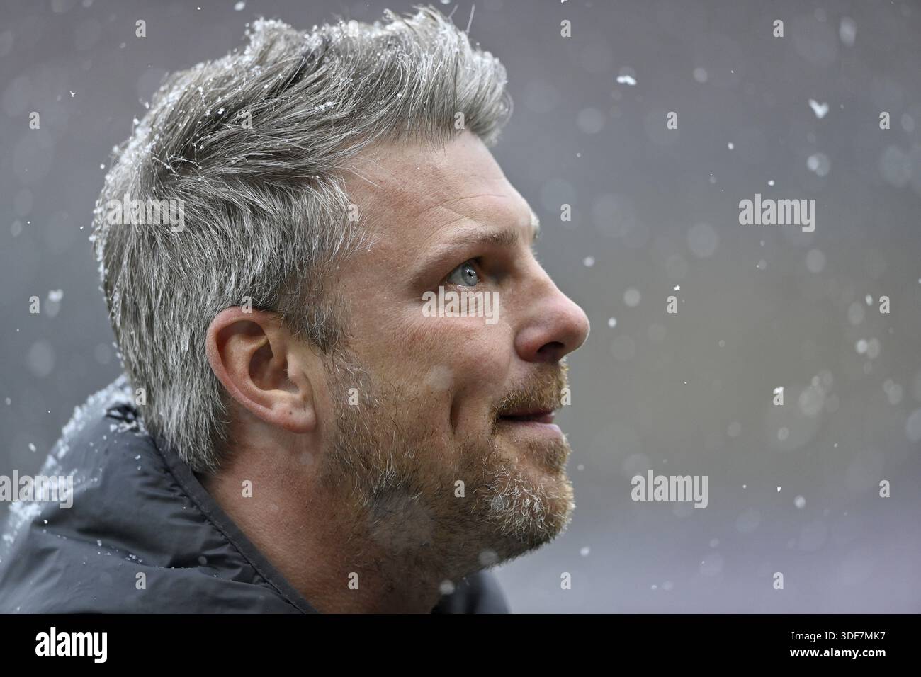 Coach coach Lukas Kwasniok 1. FC Cologne KOe portrait looking up snow, blowing snow, winter, Voith-Arena, Heidenheim, Baden-Wuerttemberg, Germany Stock Photo