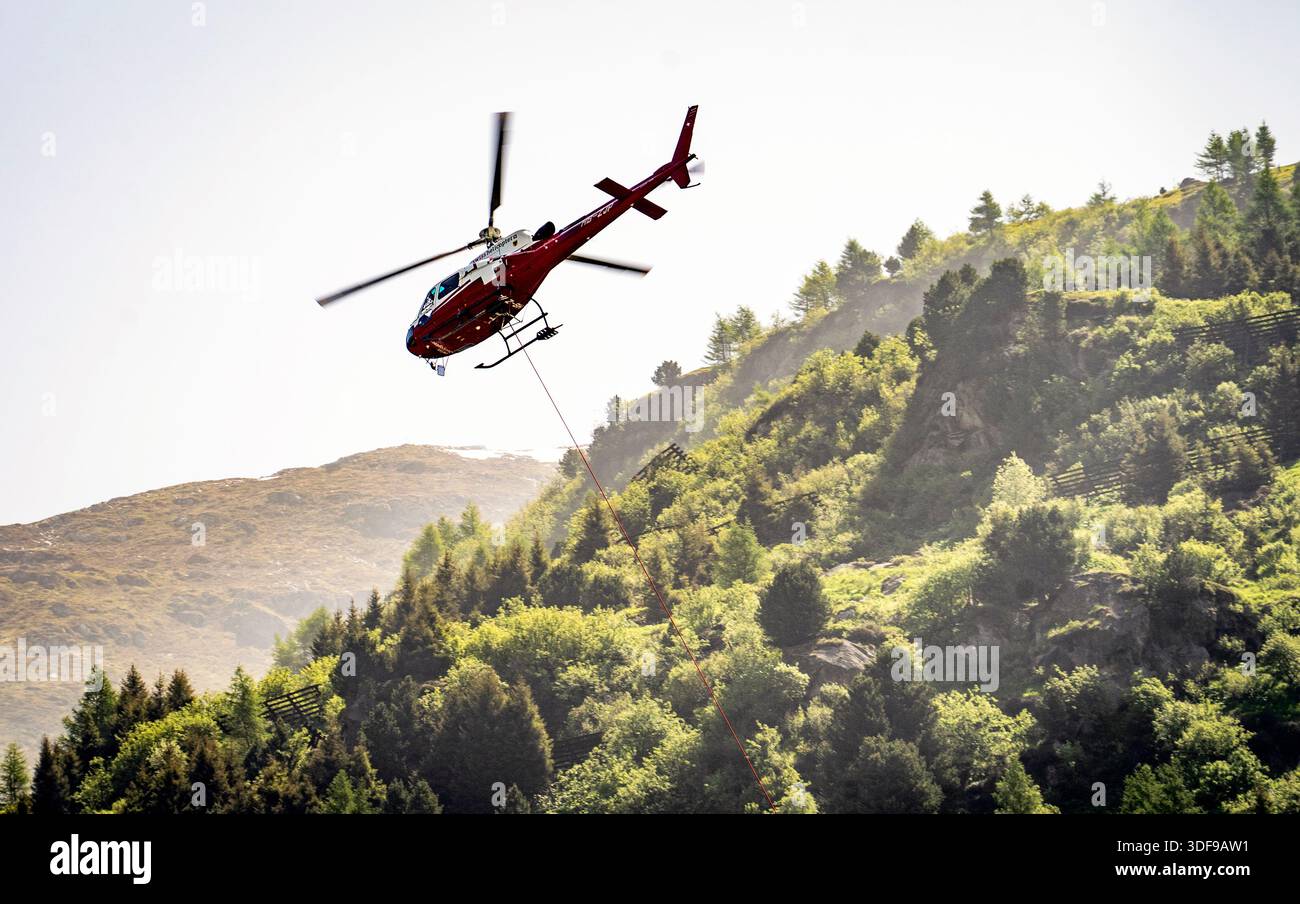 Flying helicopter aviation hi-res stock photography and images - Alamy
