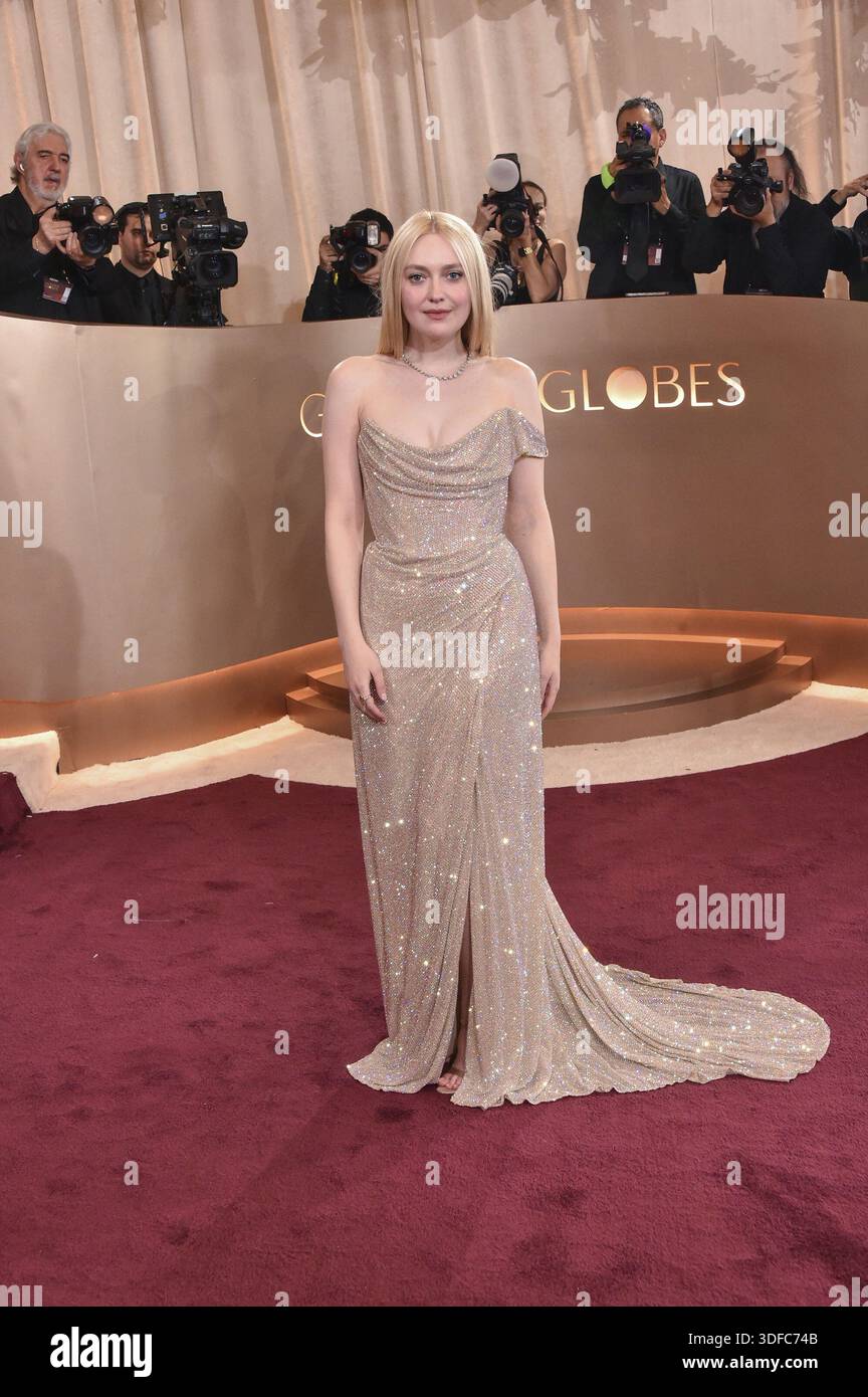 dakota fanning dress golden globes On the Red Carpet: Dakota Fanning