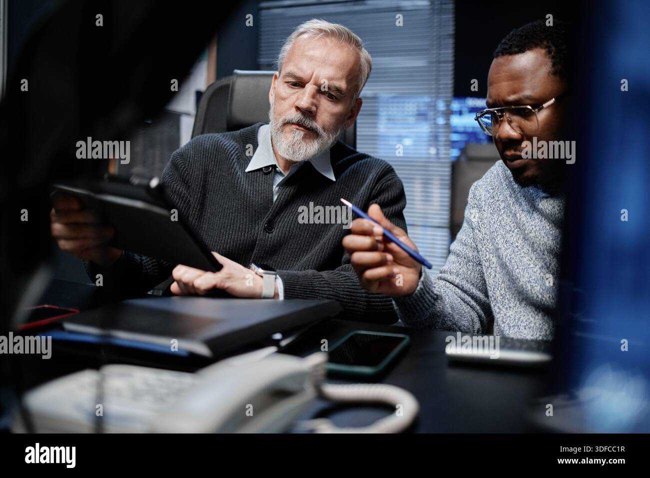 Analyzing data on tablet coach hi-res stock photography and images - Alamy