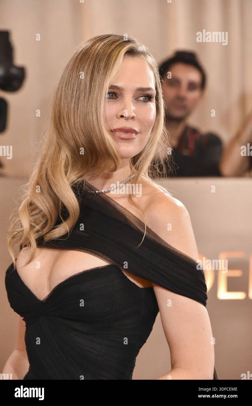 sara foster golden globes dress Erin Foster and Sara Foster arriving at the 83rd Annual Golden Globes - Arrivals