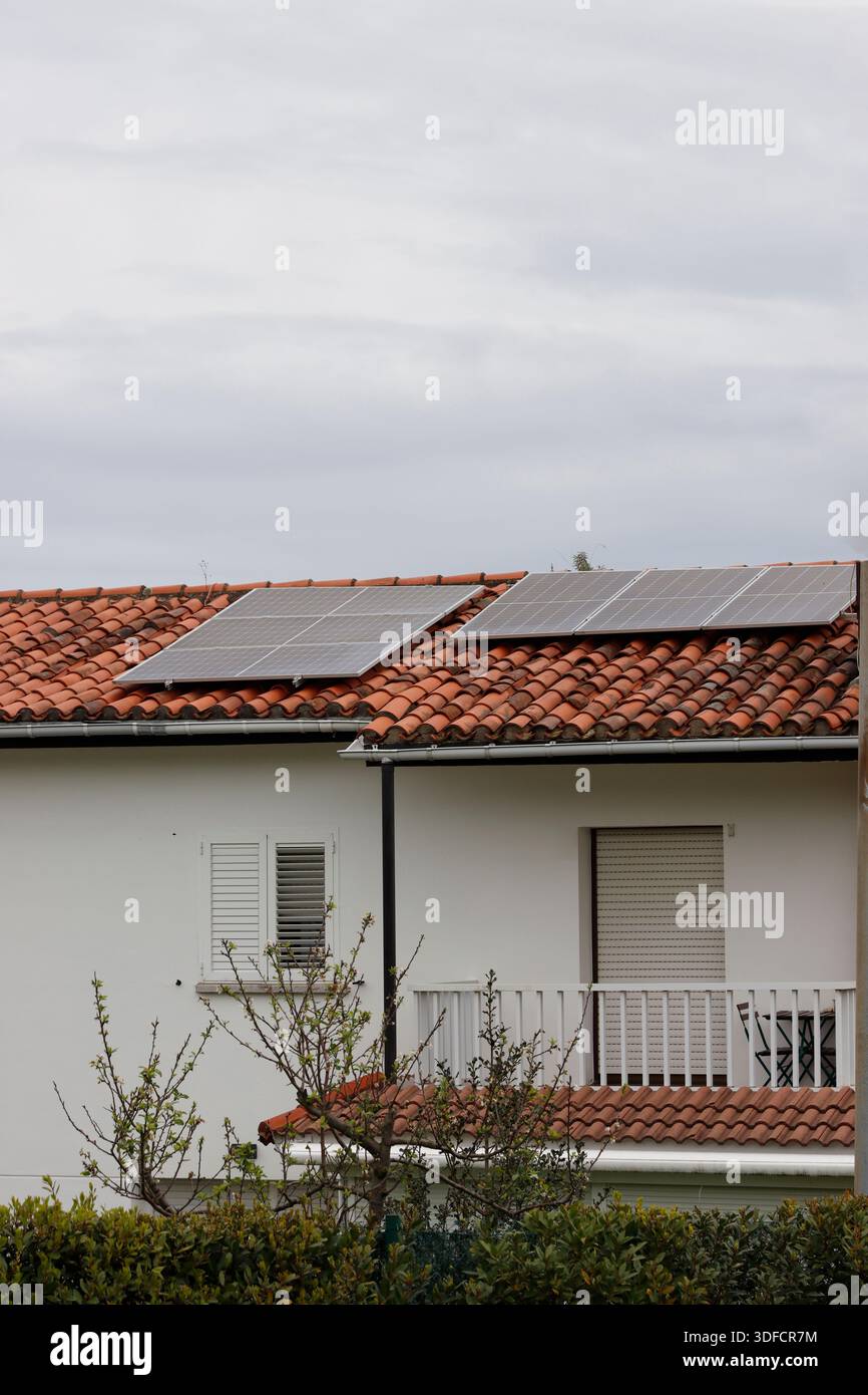 City green roof solar panel hi-res stock photography and images - Alamy