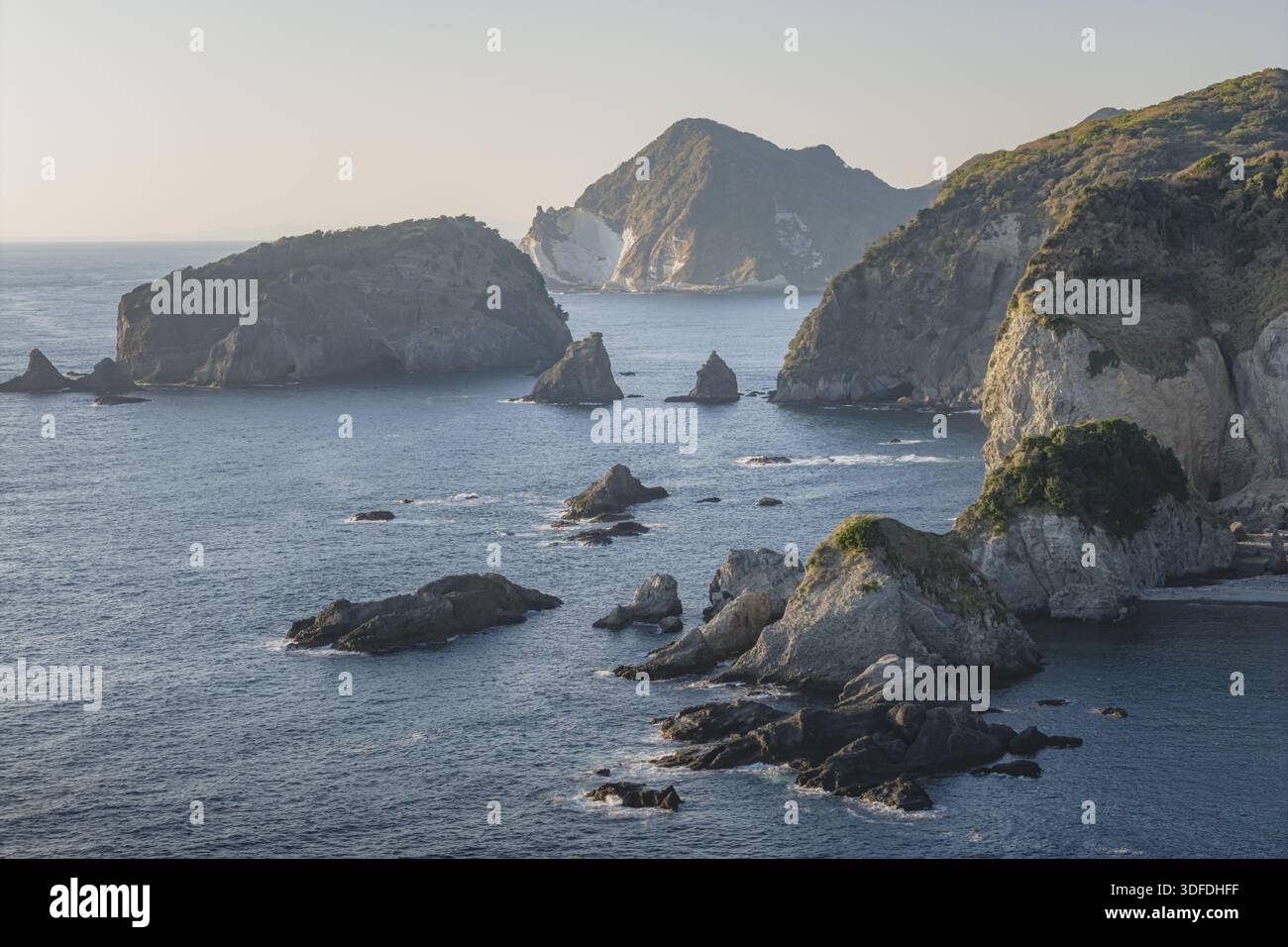 海の上の写真です Beautiful view rocky japanese sea hi-res stock photography and