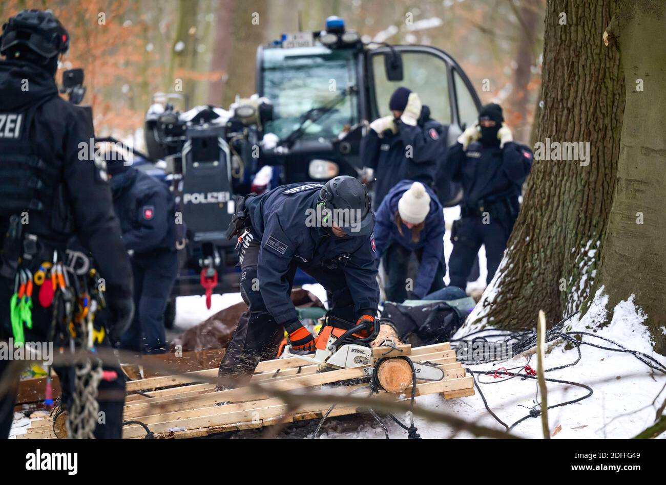 12 January 2026, Lower Saxony, Lüneburg: Police officers dismantle a ...