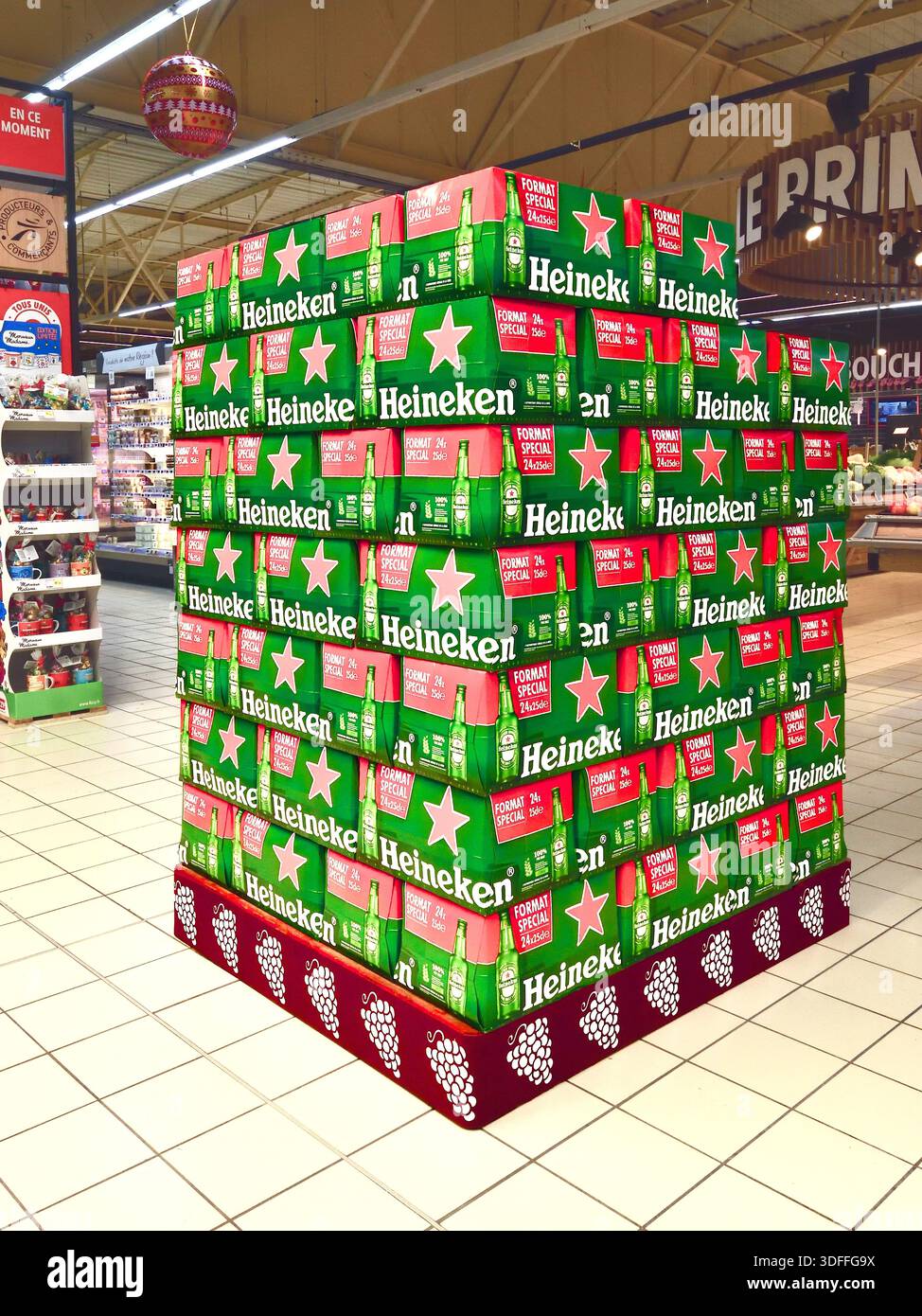 Packs of beer supermarket hi-res stock photography and images
