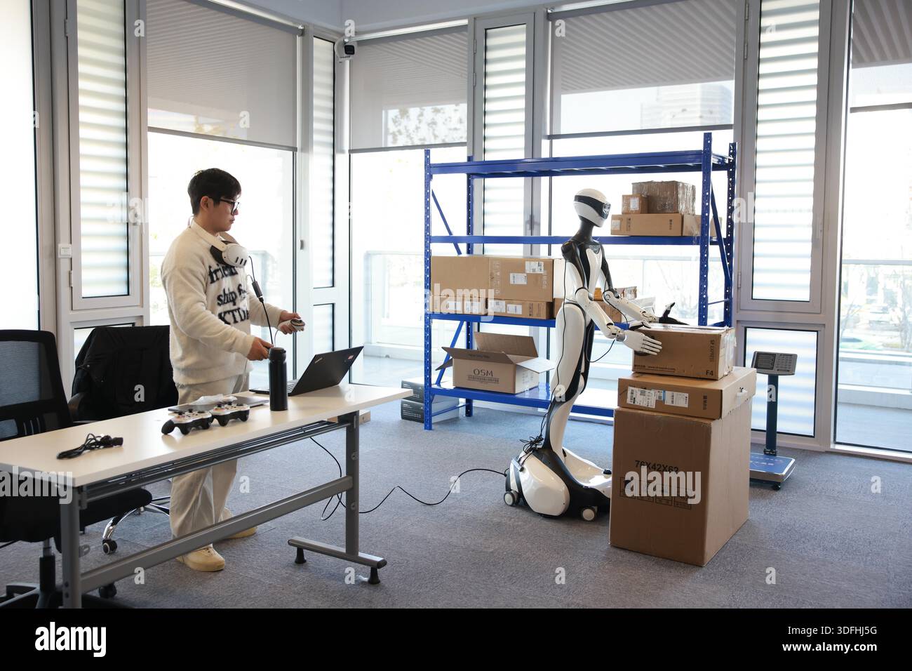 Humonid Practice **CHINESE MAINLAND, HONG KONG, MACAU AND TAIWAN OUT**Humanoid robots ...