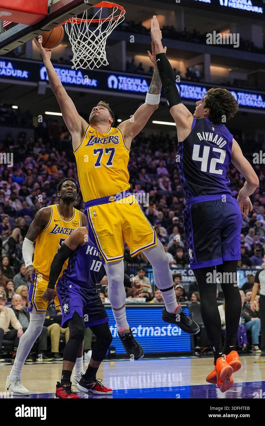 Los Angeles Lakers guard Luka Doncic (77) goes for a layup against ...
