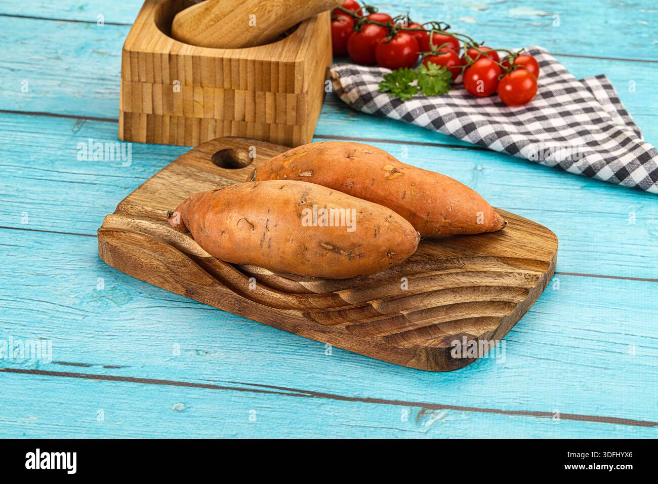 Ripe raw batat unpeeled roots - sweet potato Stock Photo - Alamy