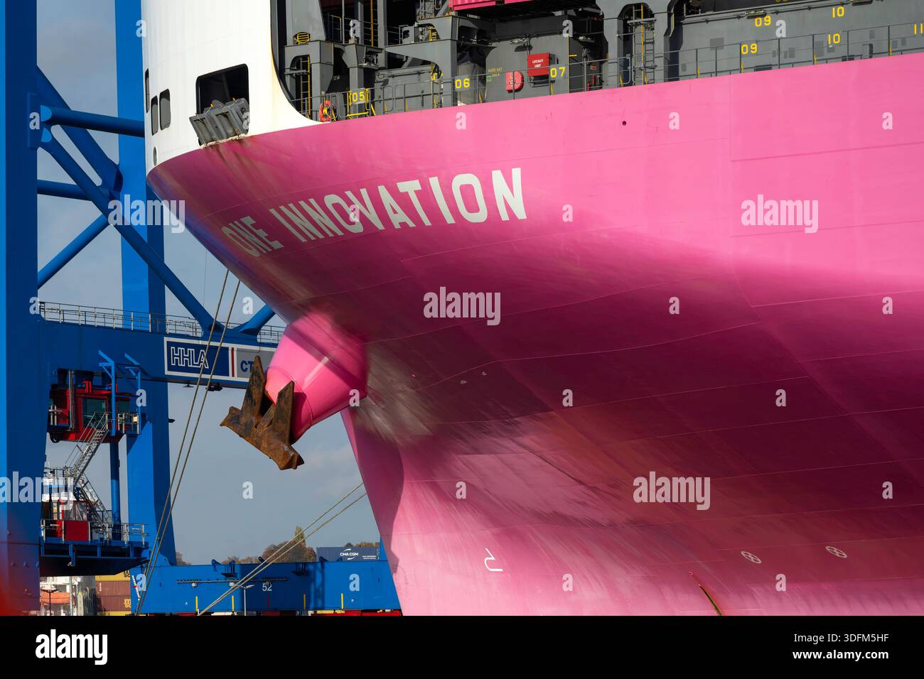 Güterumschlag im Hamburger Hafen. Der Bug des Containerschiffs ONE ...