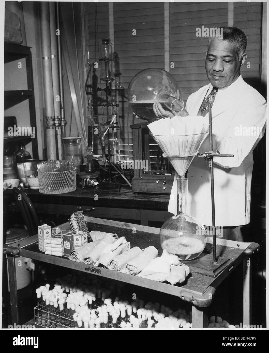 Research laboratory 1940s hi-res stock photography and images - Alamy