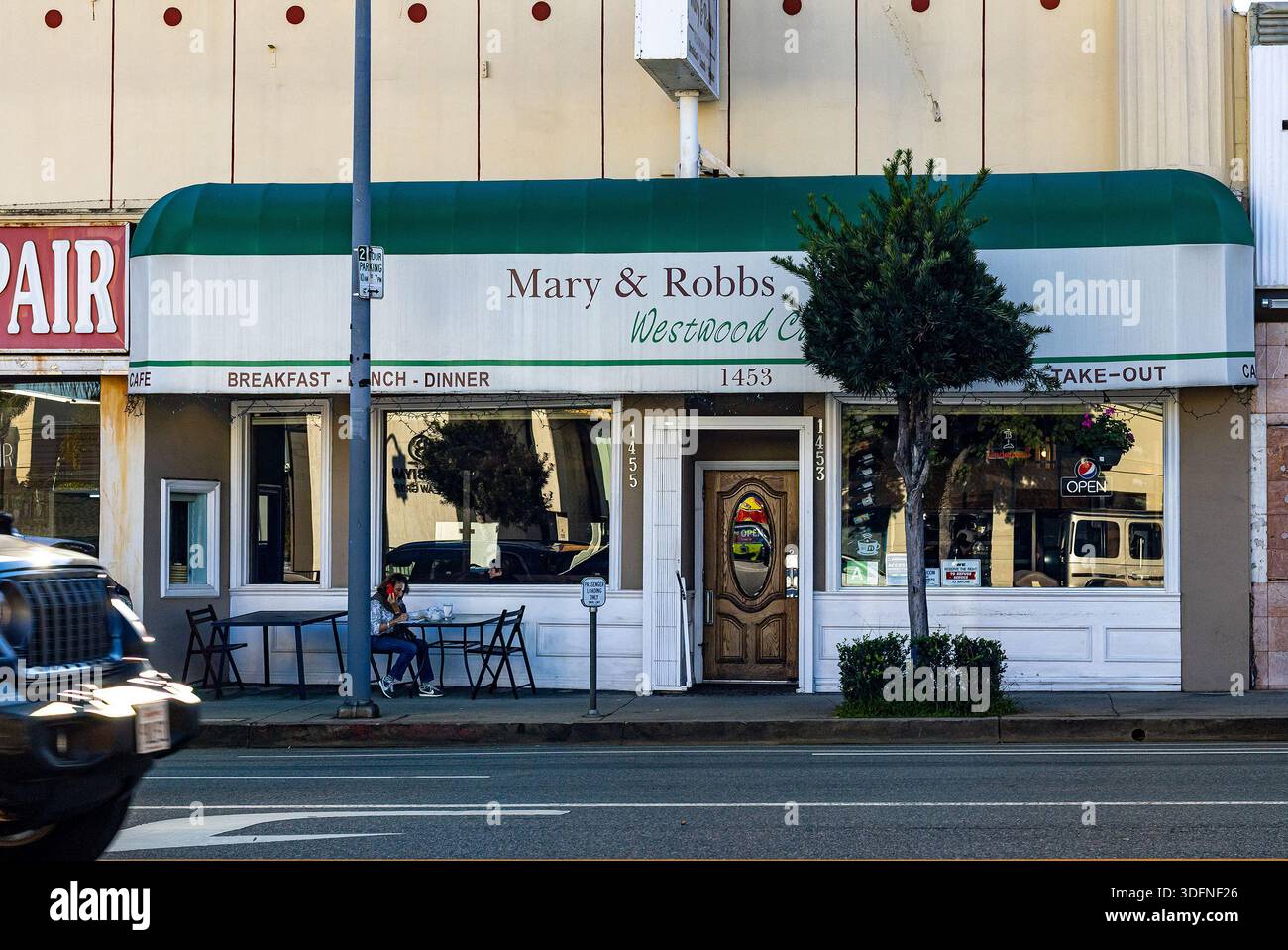 Mary & Robbs Westwood Cafe exterior in Los Angeles, California, USA, one of the oldest restaurants in Westwood Stock Photo