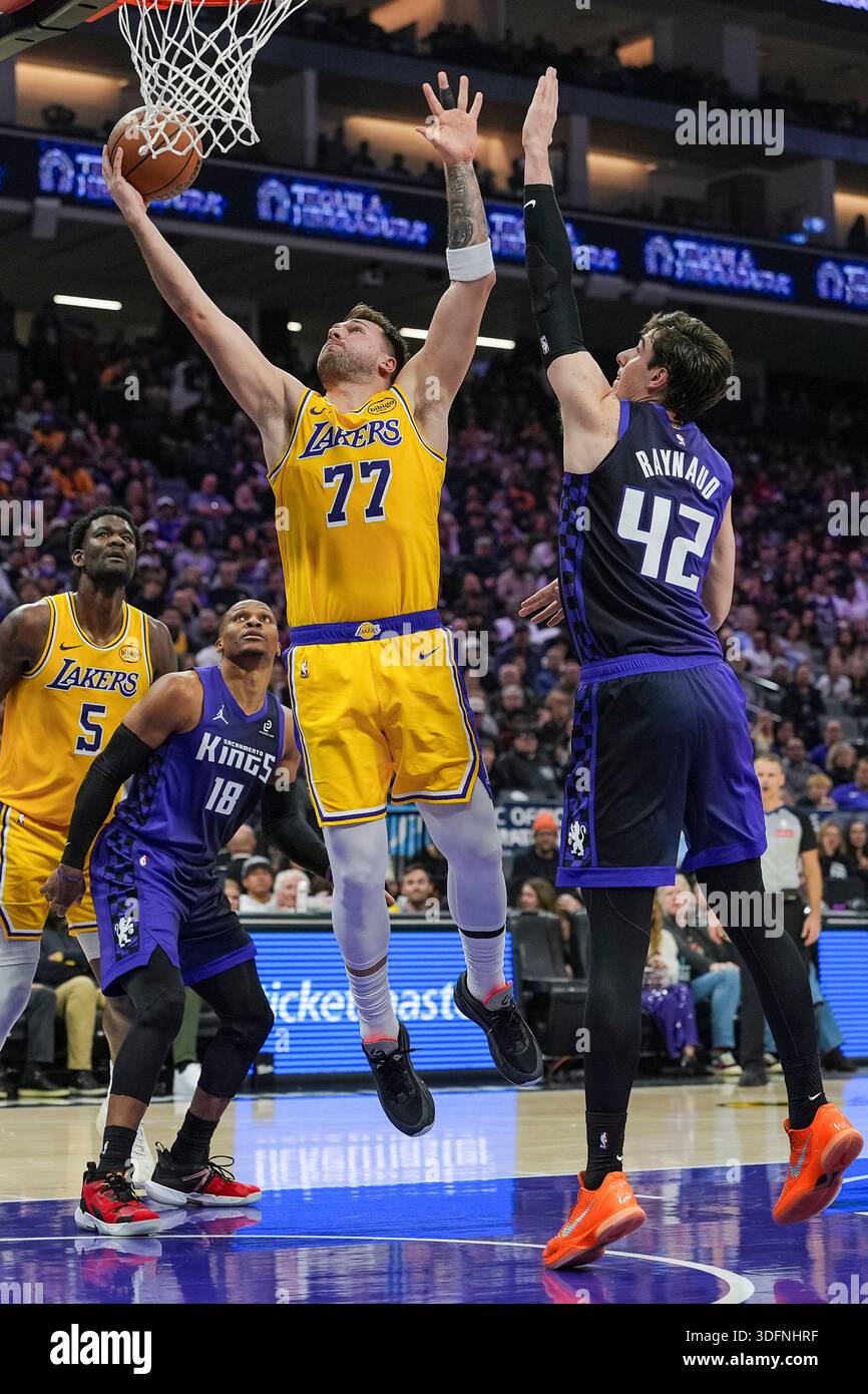 Los Angeles Lakers guard Luka Doncic (77) goes for a layup against ...