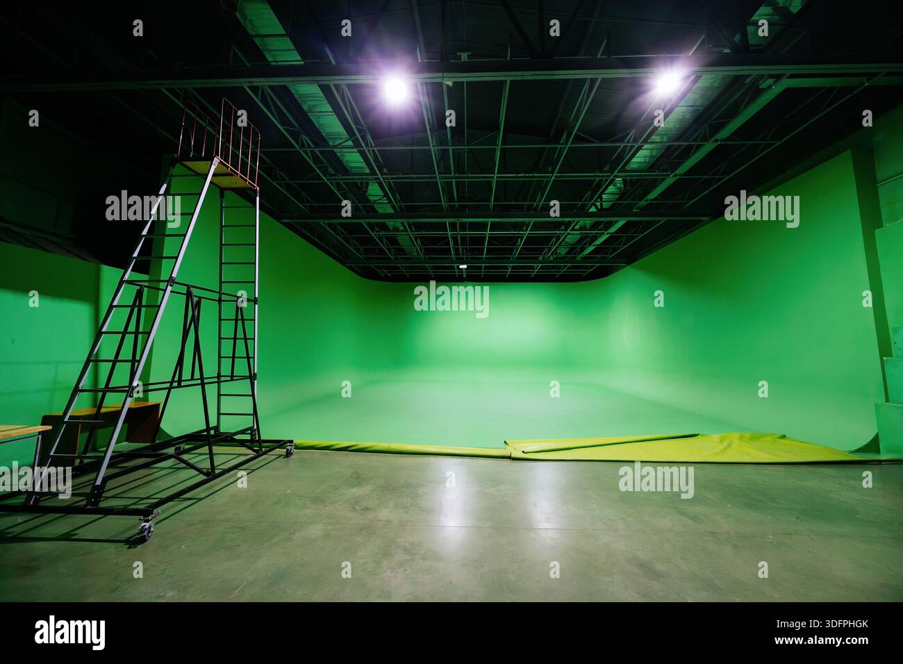 Cinema virtual studio backdrop hi-res stock photography and images - Alamy