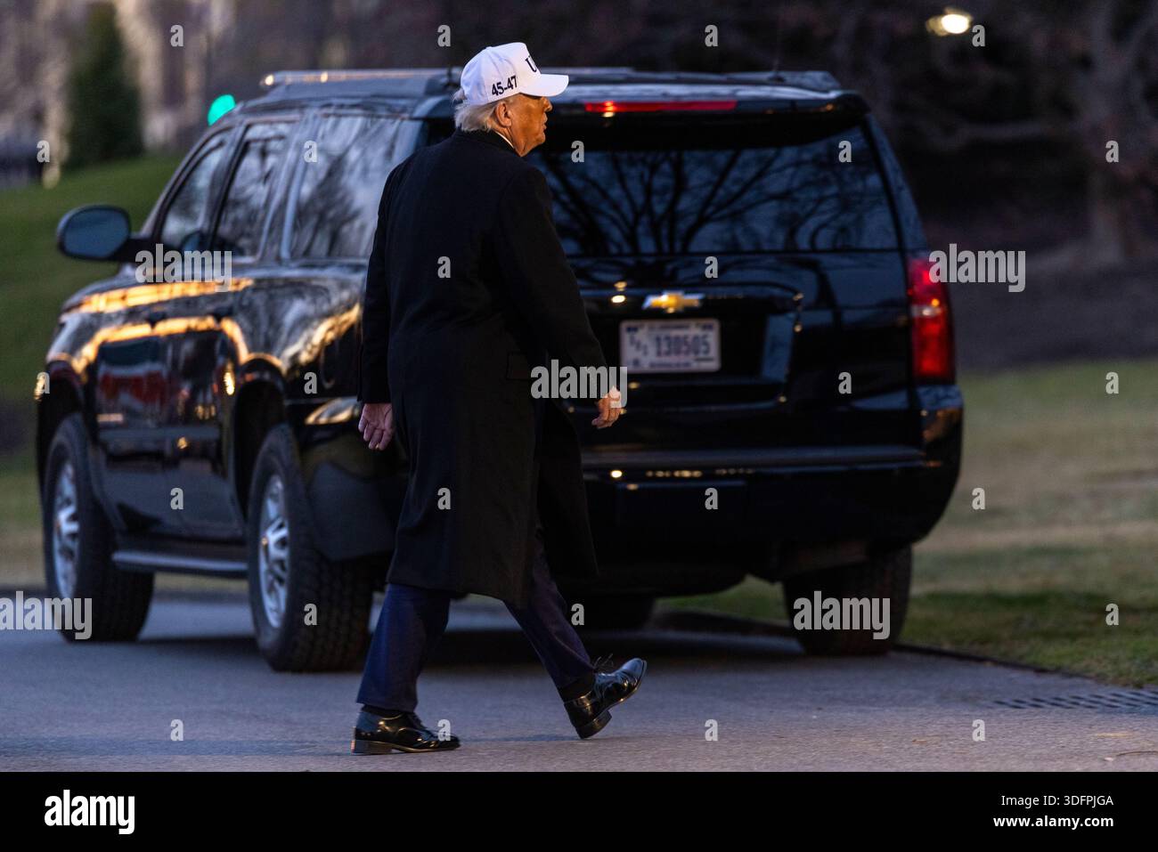 US President Donald J. Trump walks to the Oval Office after stepping ...