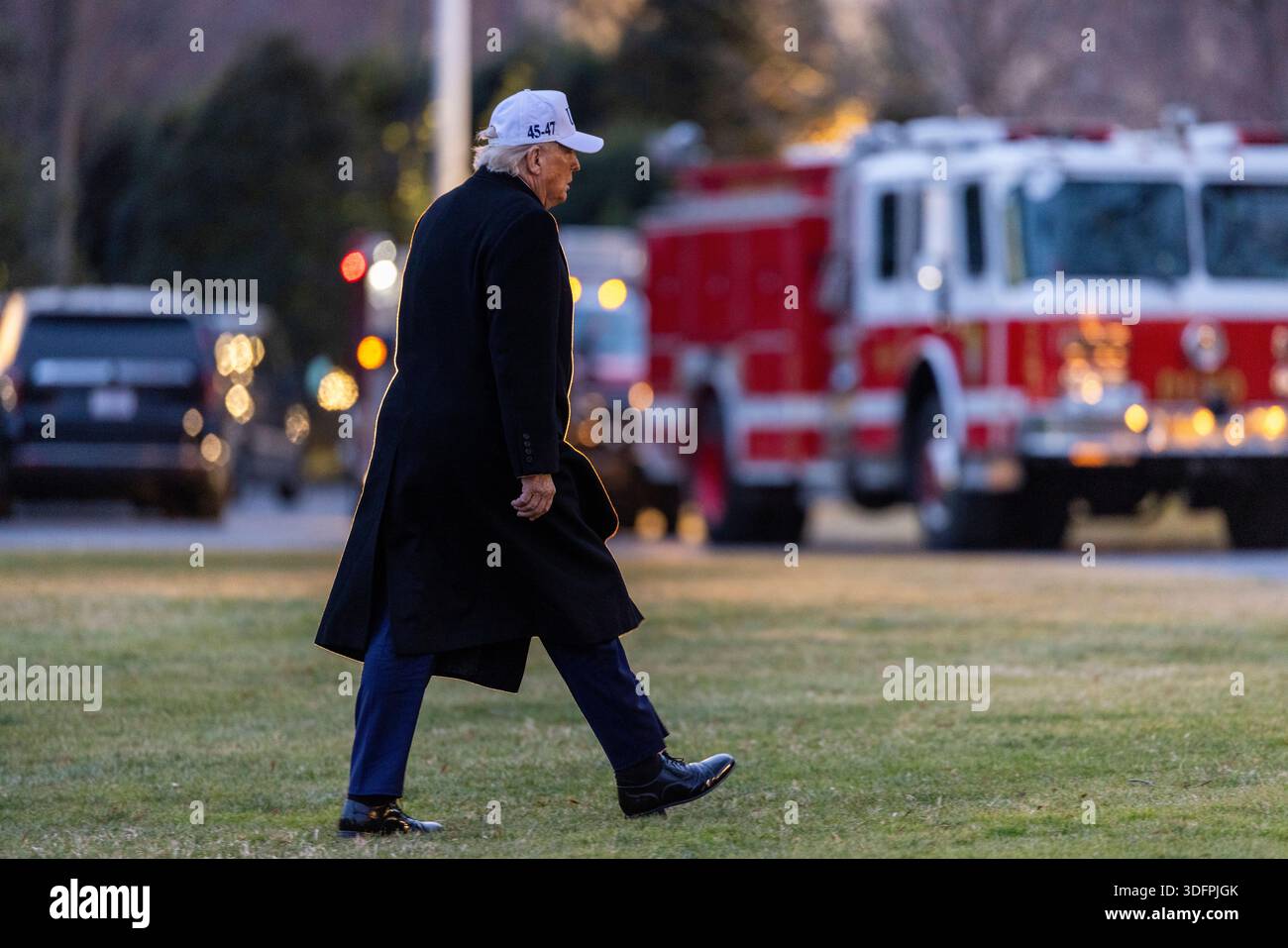 US President Donald J. Trump walks to the Oval Office after stepping ...