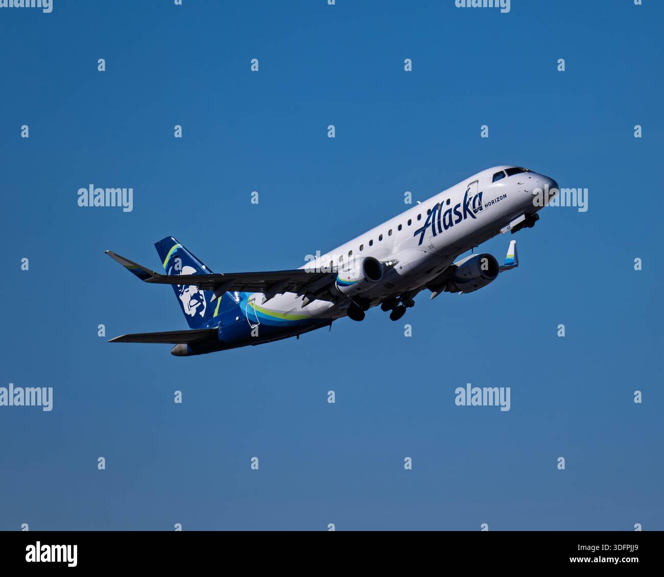Alaska airlines embraer 175 hi-res stock photography and images