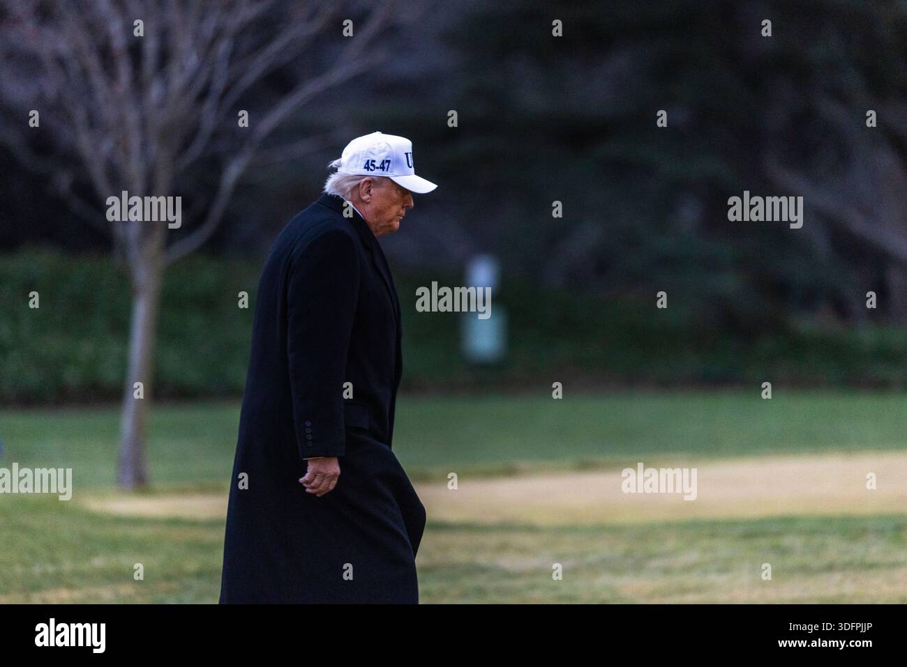 US President Donald J. Trump walks to the Oval Office after stepping ...