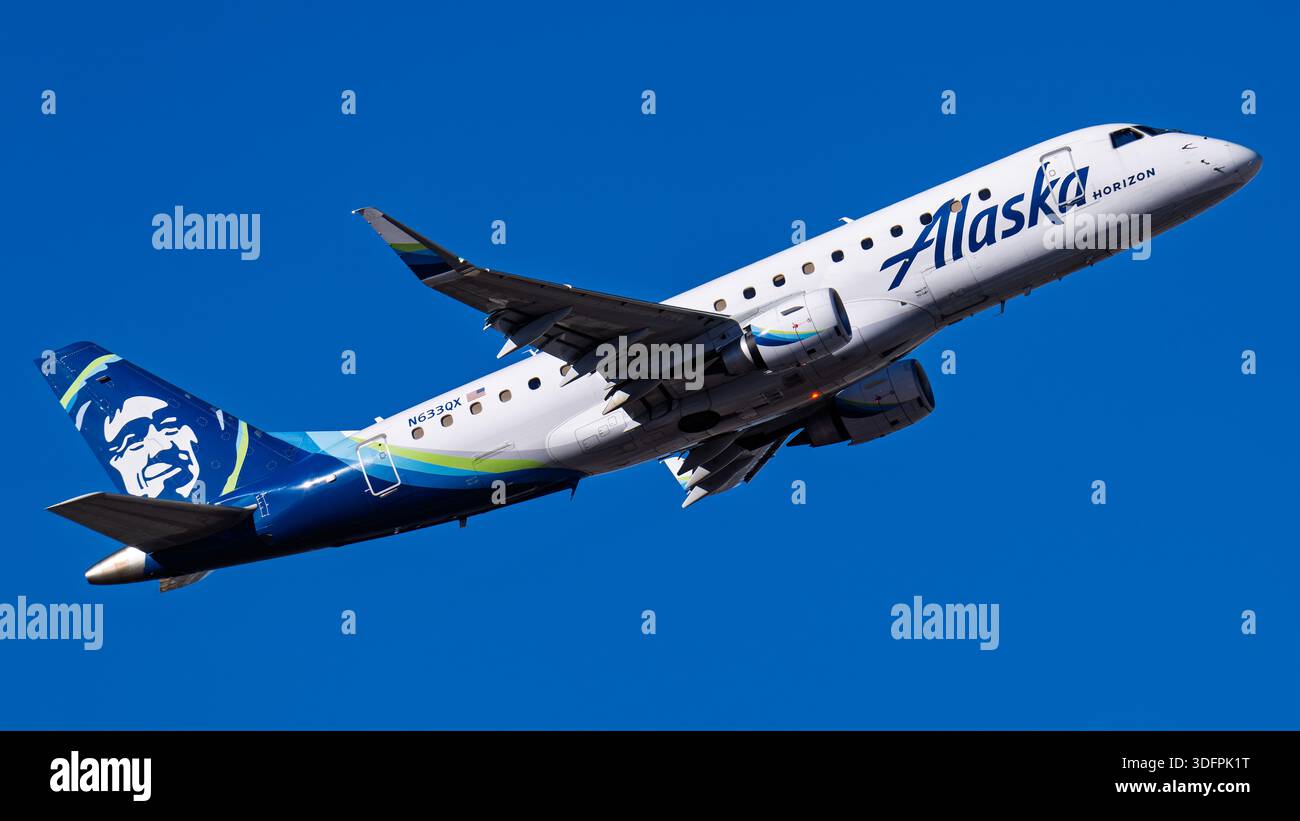 Alaska airlines embraer 175 hi-res stock photography and images