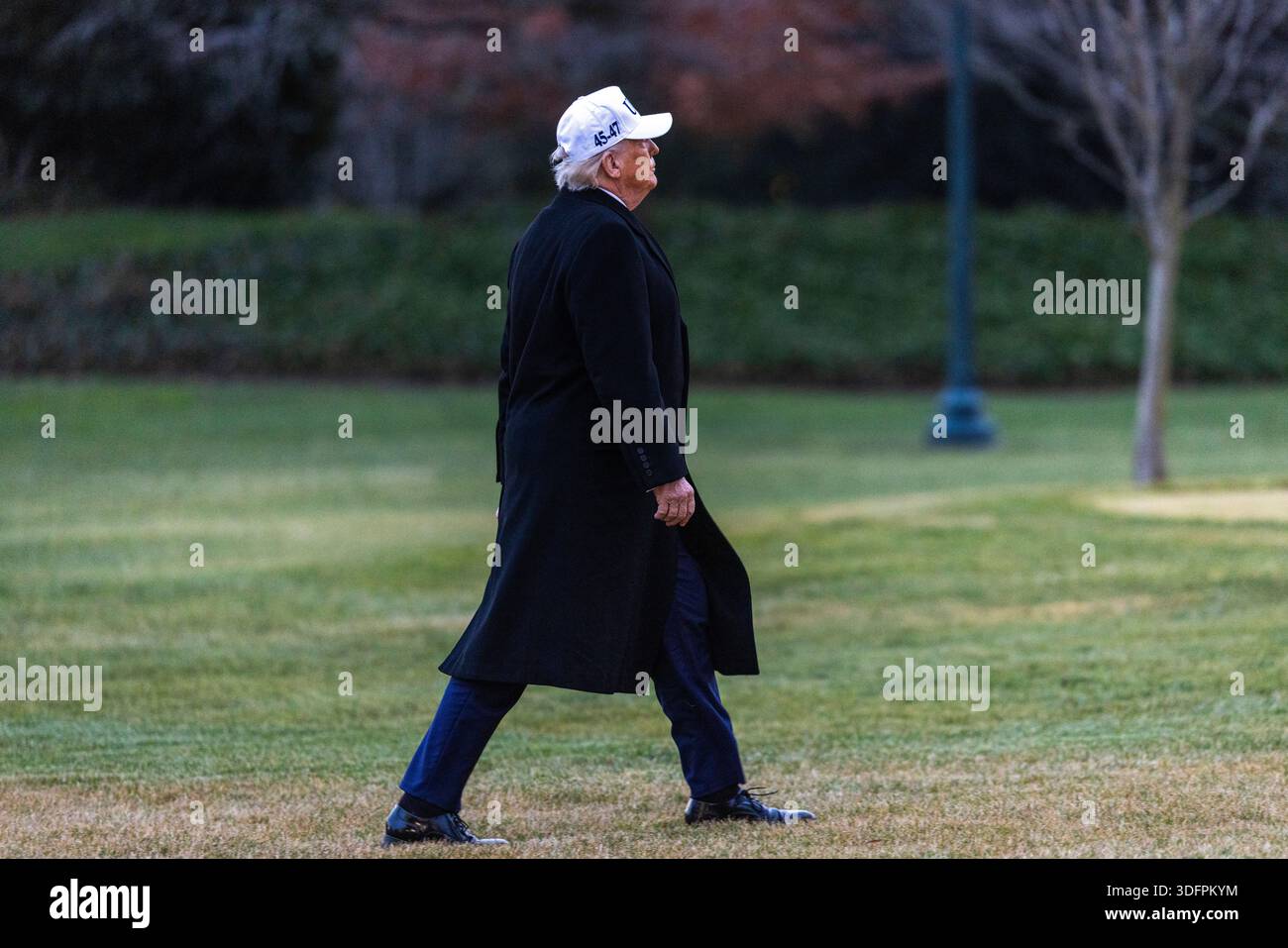 US President Donald J. Trump walks to the Oval Office after stepping ...