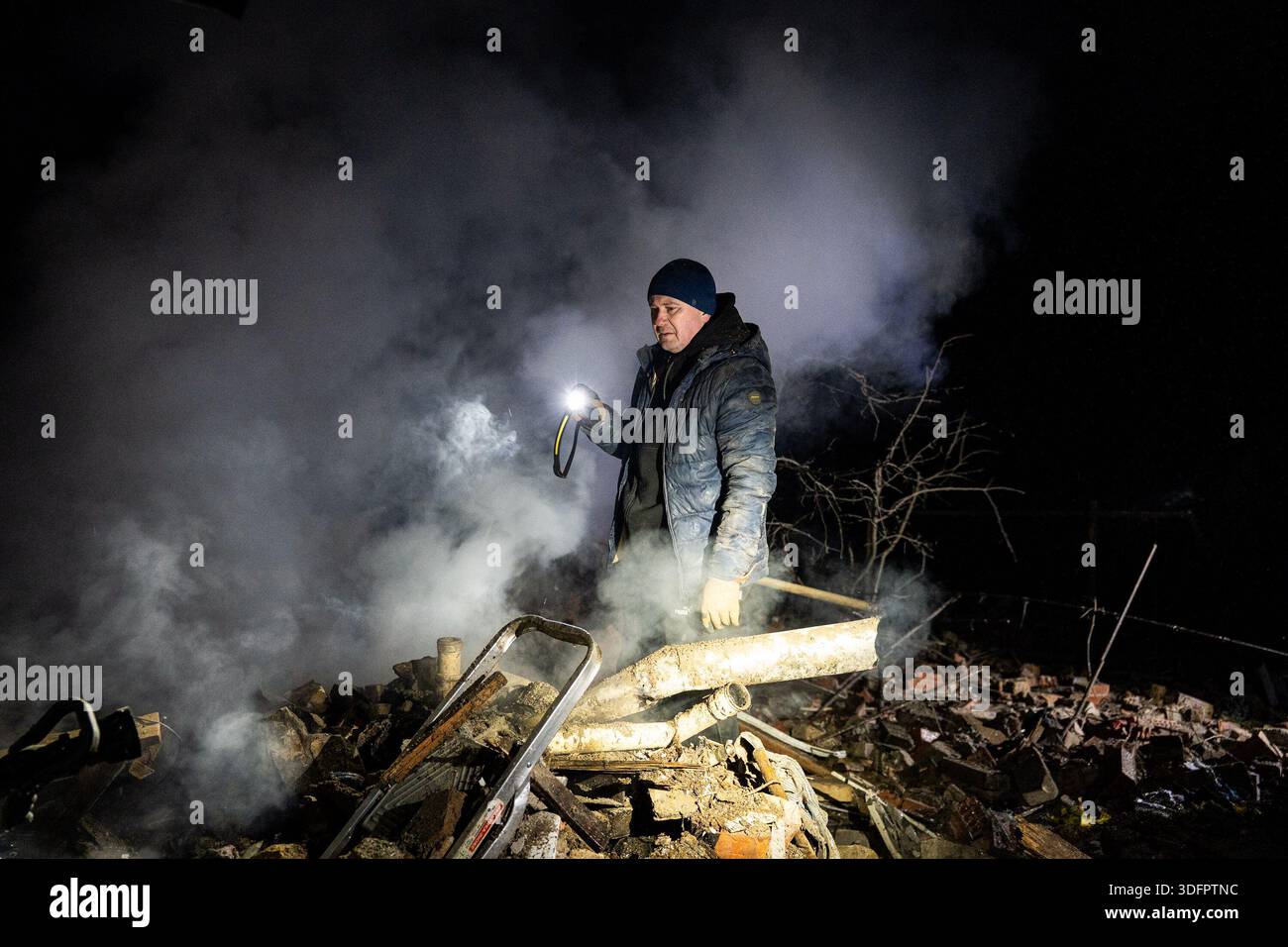 Rescuer works on site hi-res stock photography and images - Alamy