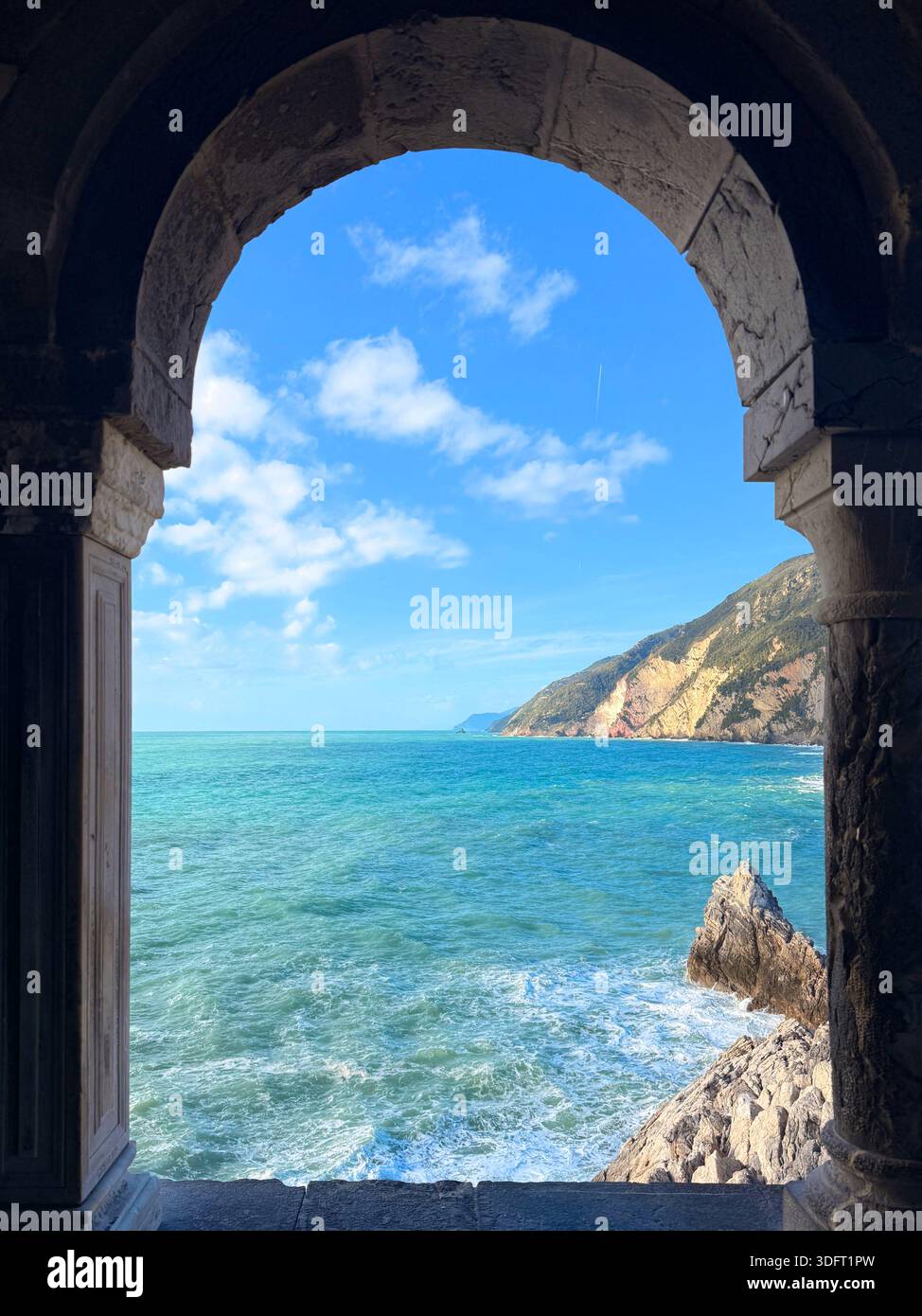 Ancient rock arch frames hi-res stock photography and images - Alamy