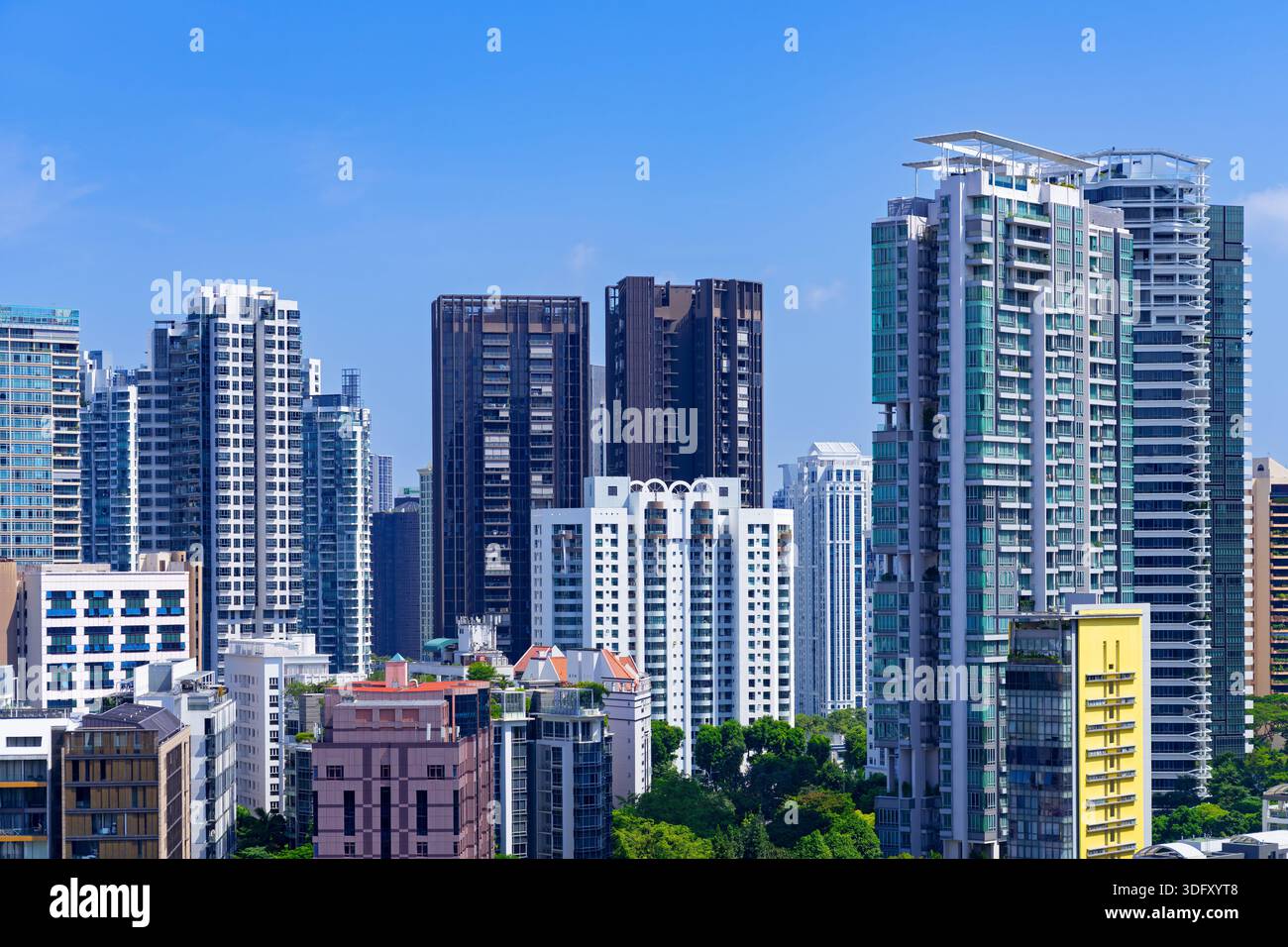 High rise urban skyline hi-res stock photography and images - Alamy