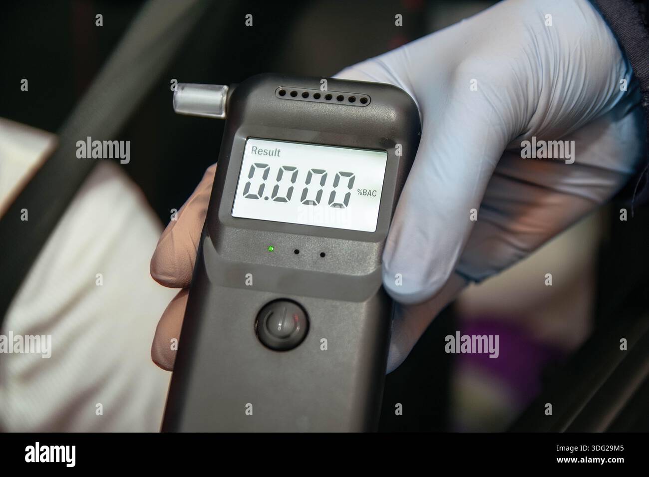 Zero Bac Hand in glove holding breathalyzer showing zero bac Stock Photo - Alamy